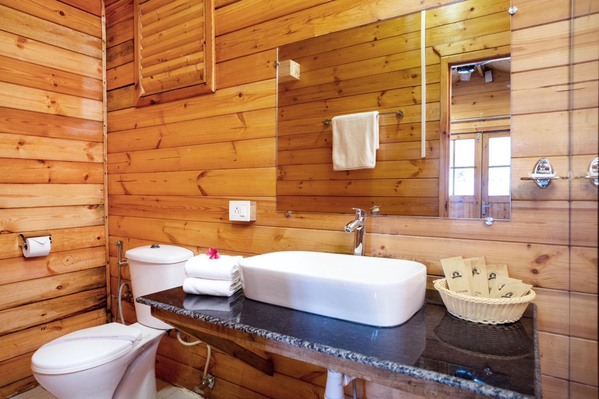 Resort Stone Wood Village Resort, Morjim