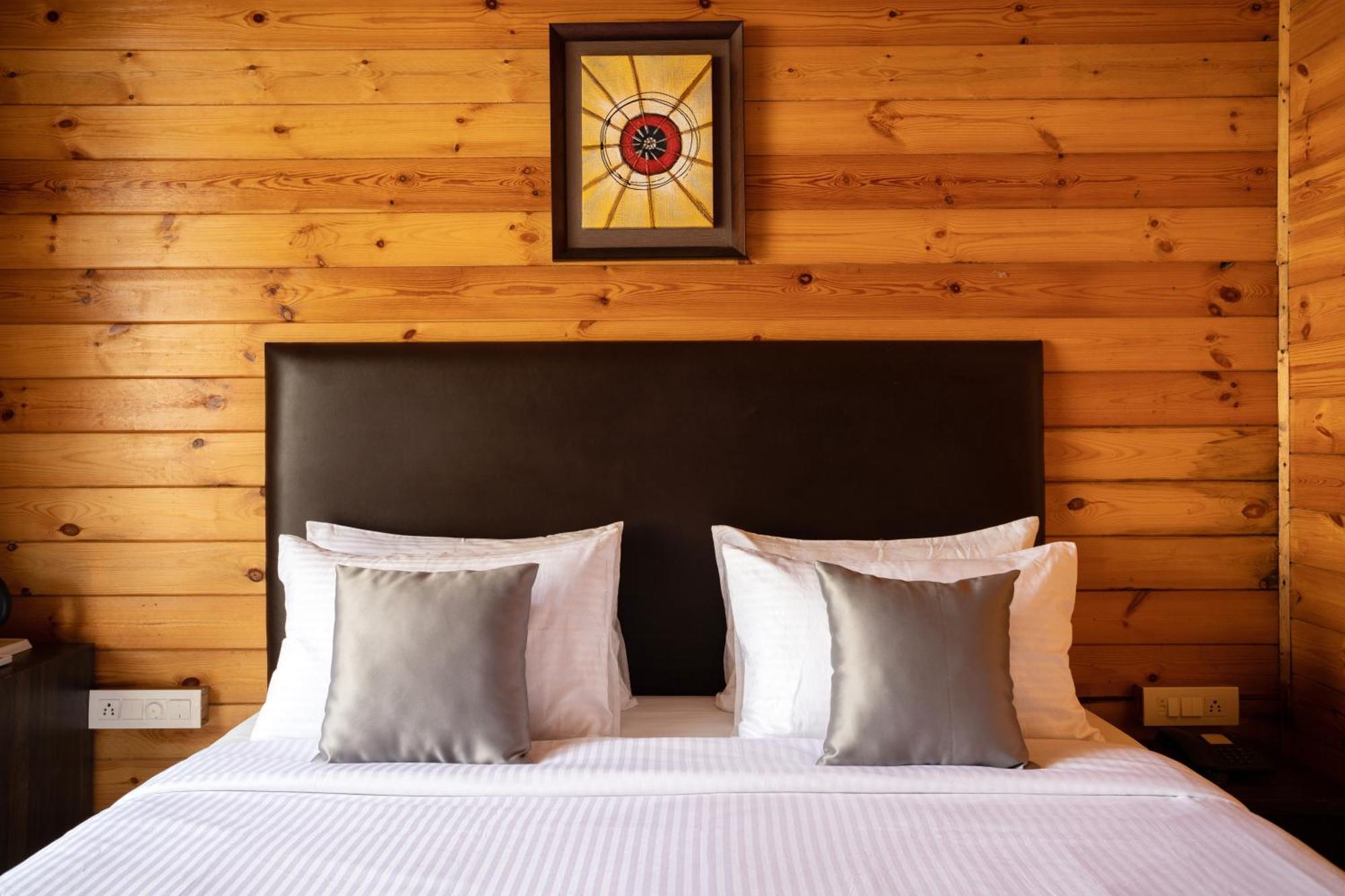 Stone Wood Village Resort, Morjim