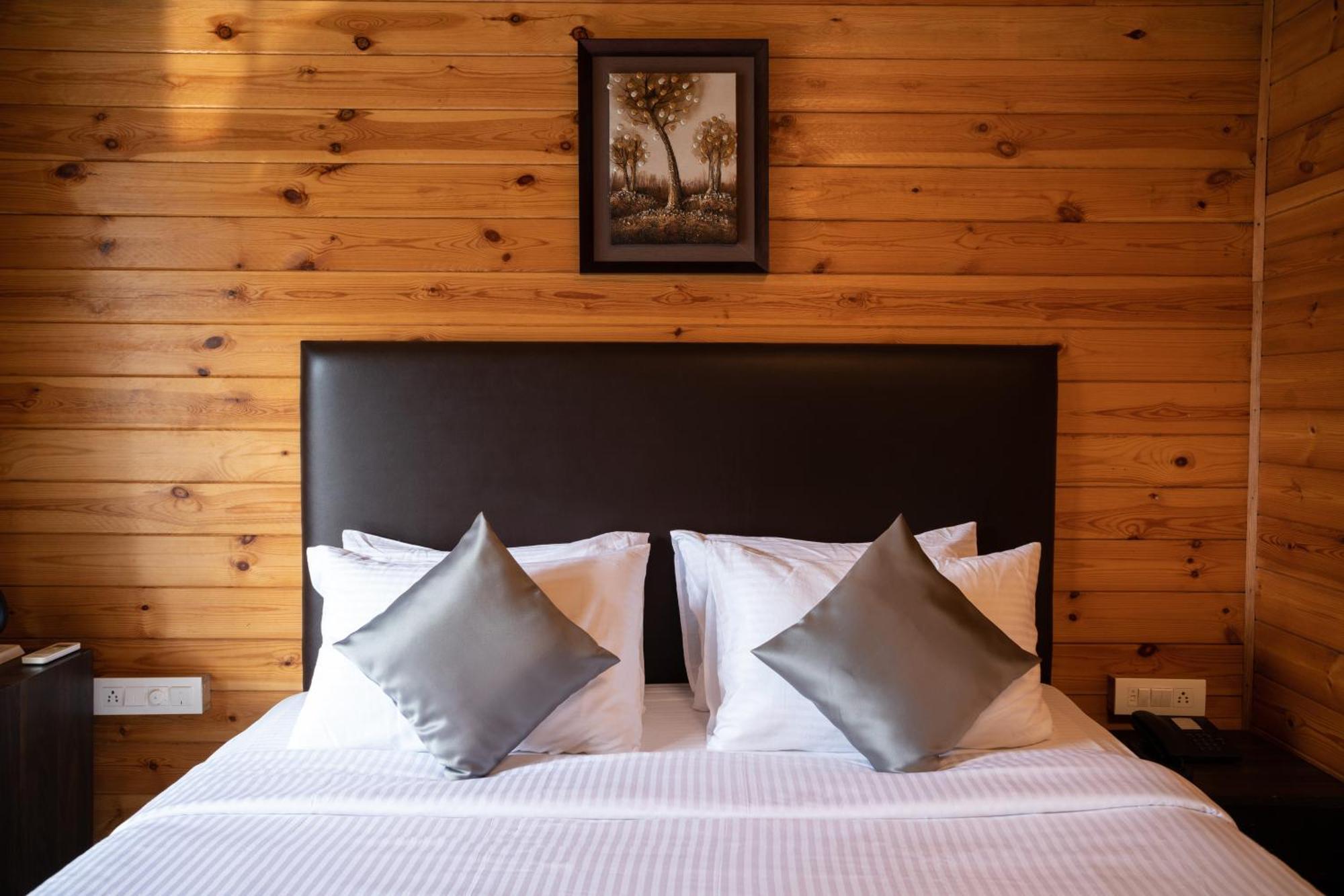 Stone Wood Village Resort, Morjim