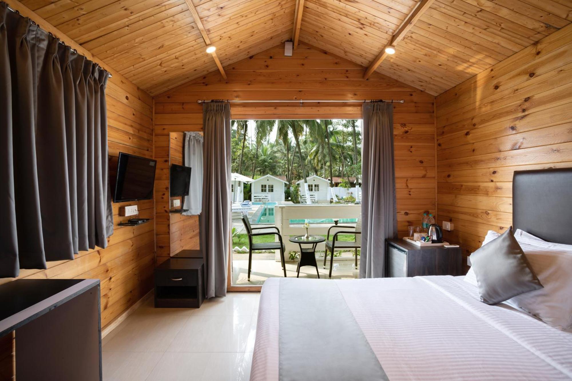 Resort Stone Wood Village Resort, Morjim